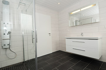 Badezimmer mit Dusche und Waschtisch