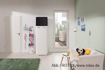Moderne Wärmepumpen-Heizung der Firma Rotex im Wohnraum eines modernen Wohnhauses