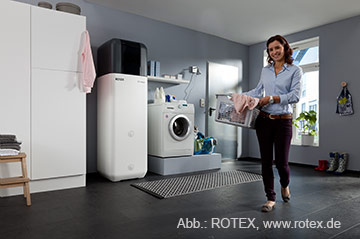 Moderne Wärmepumpen-Heizung der Firma Rotex im Waschkeller eines modernen Wohnhauses.