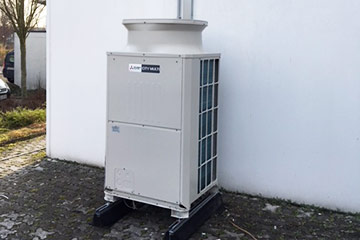 Klimaanlage außen an einem Haus