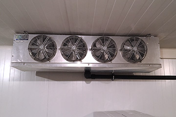 Vier große Ventilatoren einer Kälteanlage